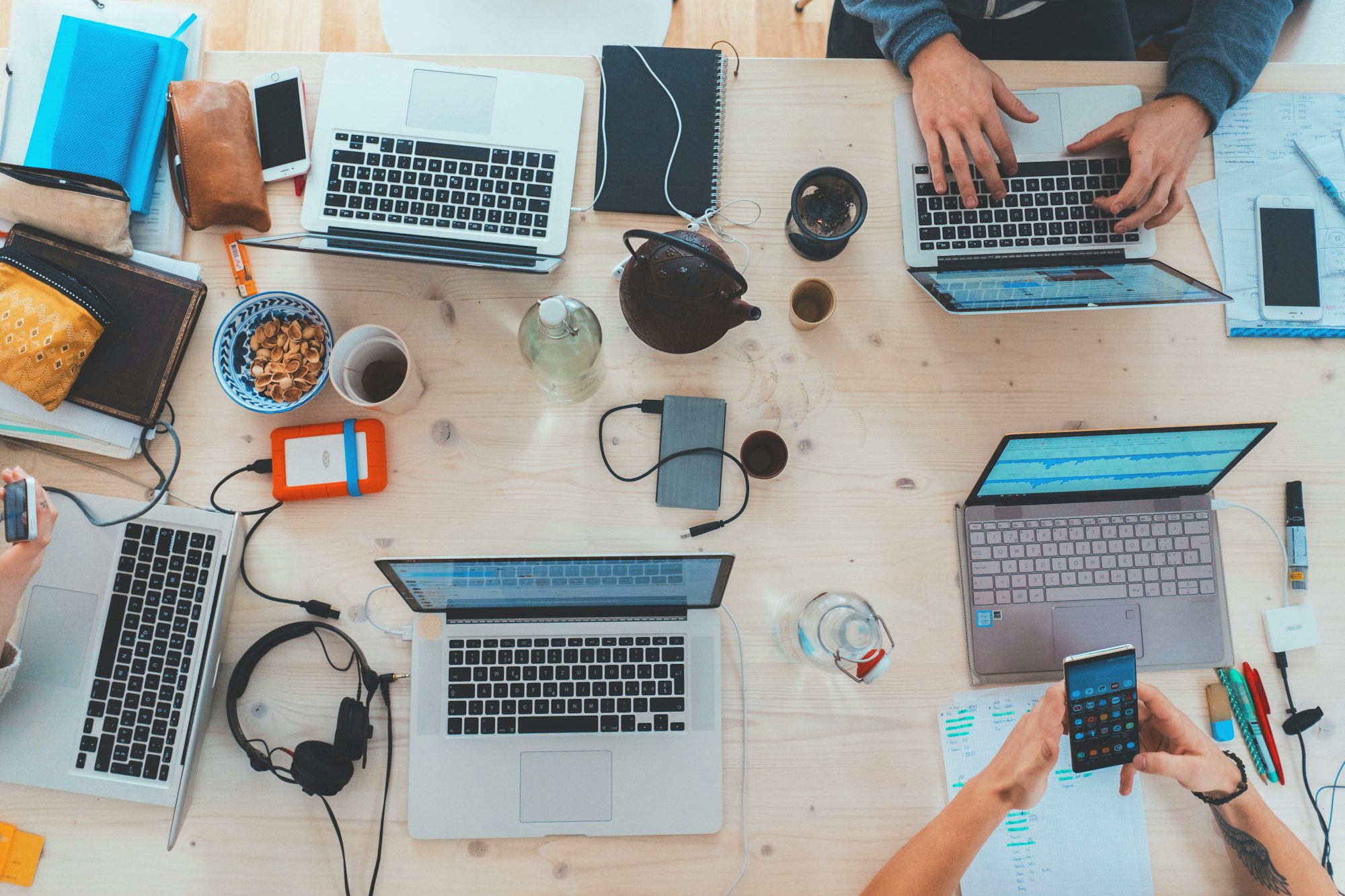 Werktafel met laptops van bovenaf