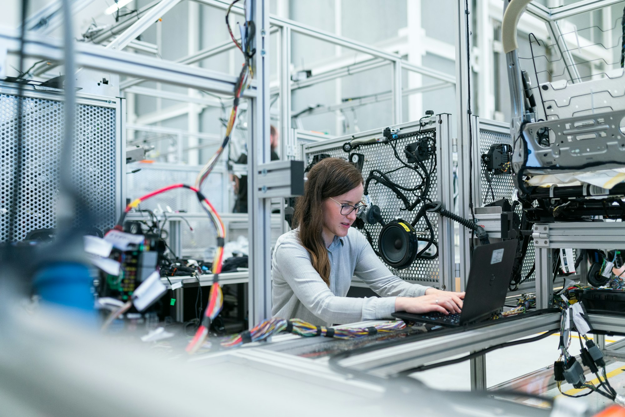 Medewerker met laptop in een productiehal