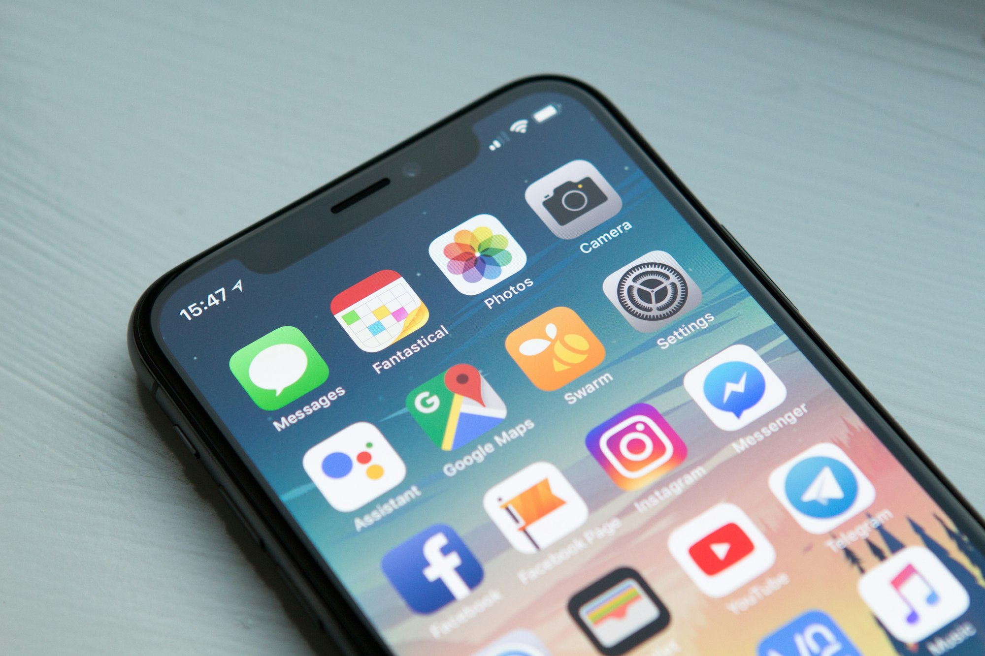 Website op een telefoon in de hand
