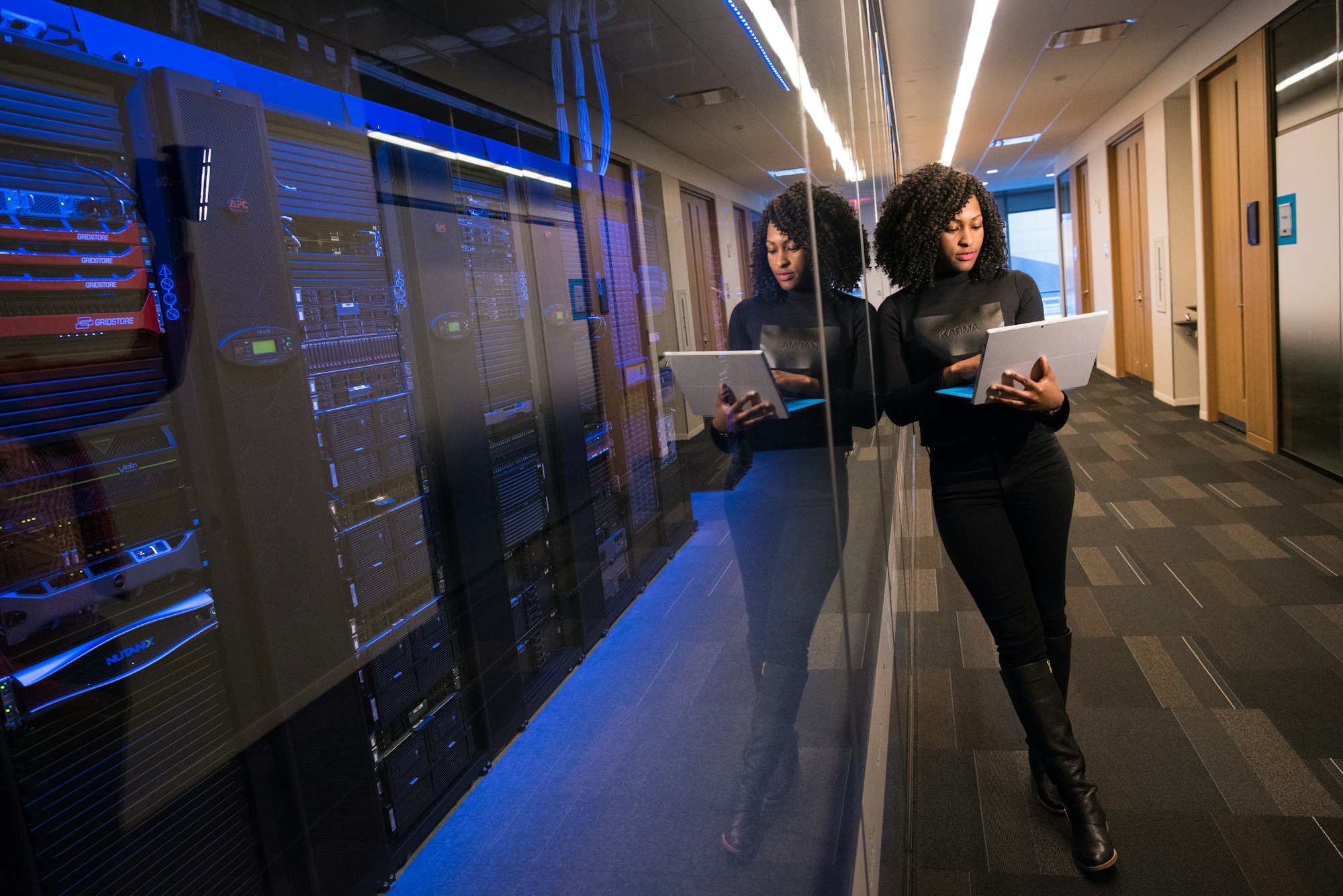 Beheerder loopt door een serverruimte
