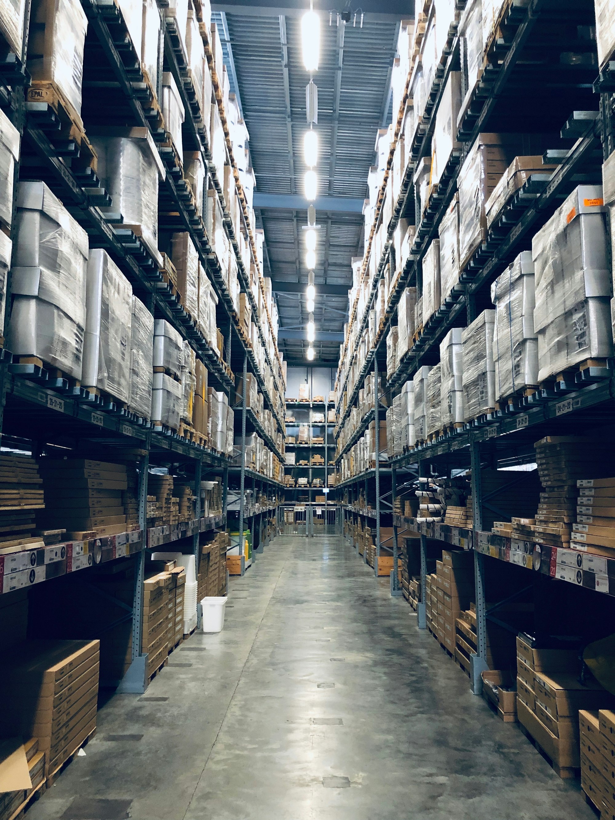 Magazijn met stellingen vol orders